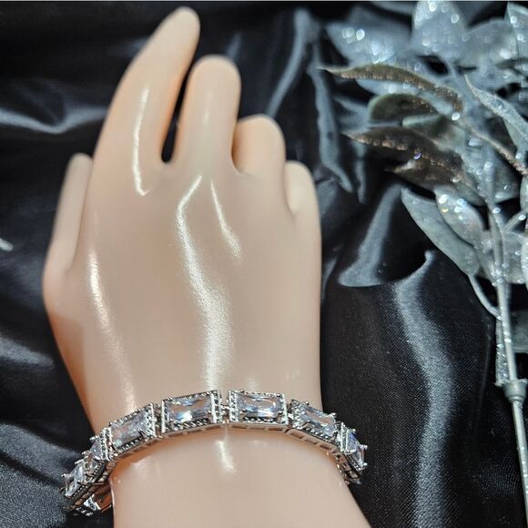 White Rectangular 5 mm Princess Cut Topaz Tennis Bracelet on 925 Silver - Picture 5 of 13